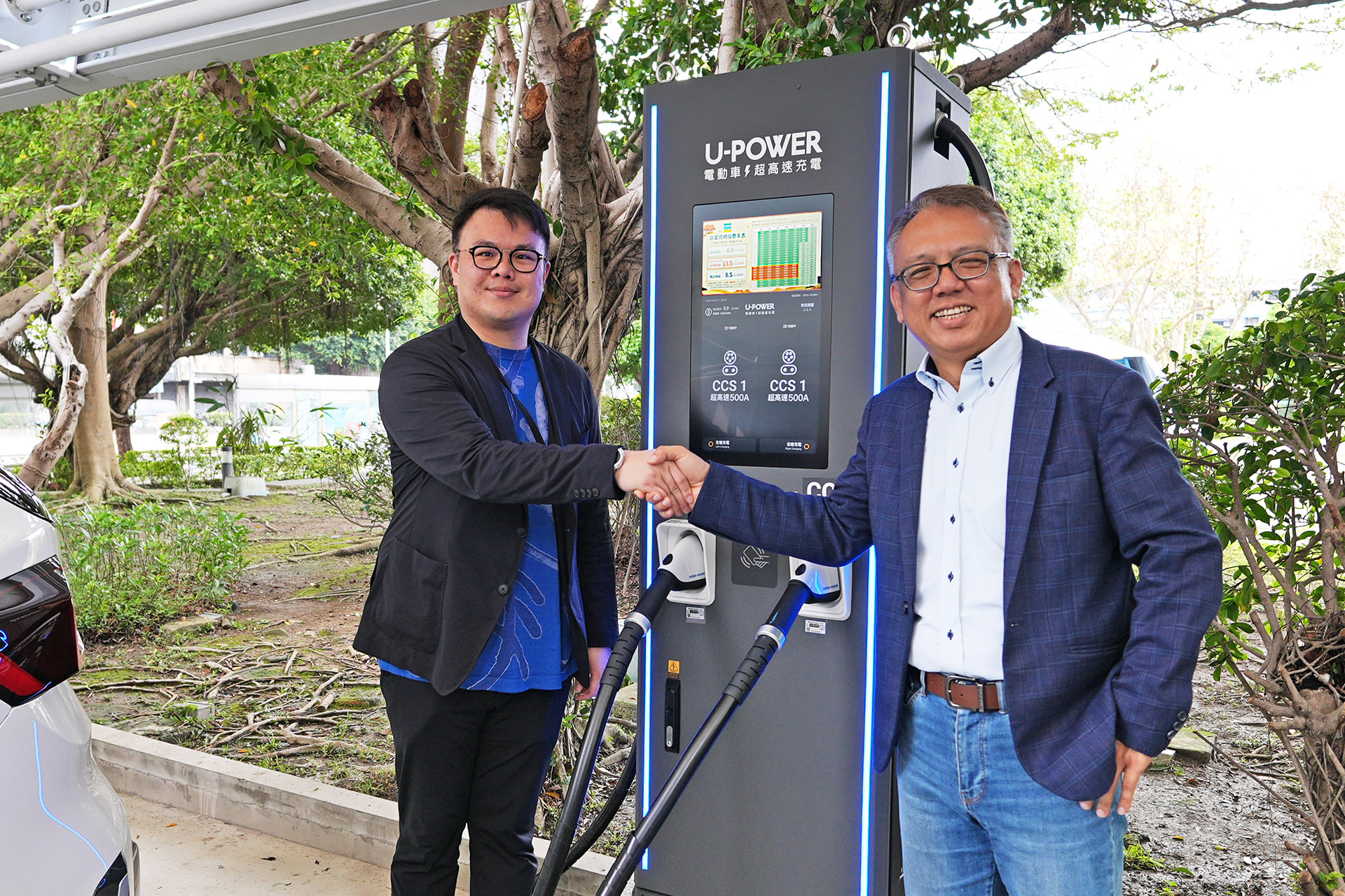 圖3_臺北市政府產業發展局局長暨財團法人臺北市會展產業發展基金會執行長 陳俊安 與U-POWER旭電馳科研董事長 陳鵬旭 於臺北大同承德站合影